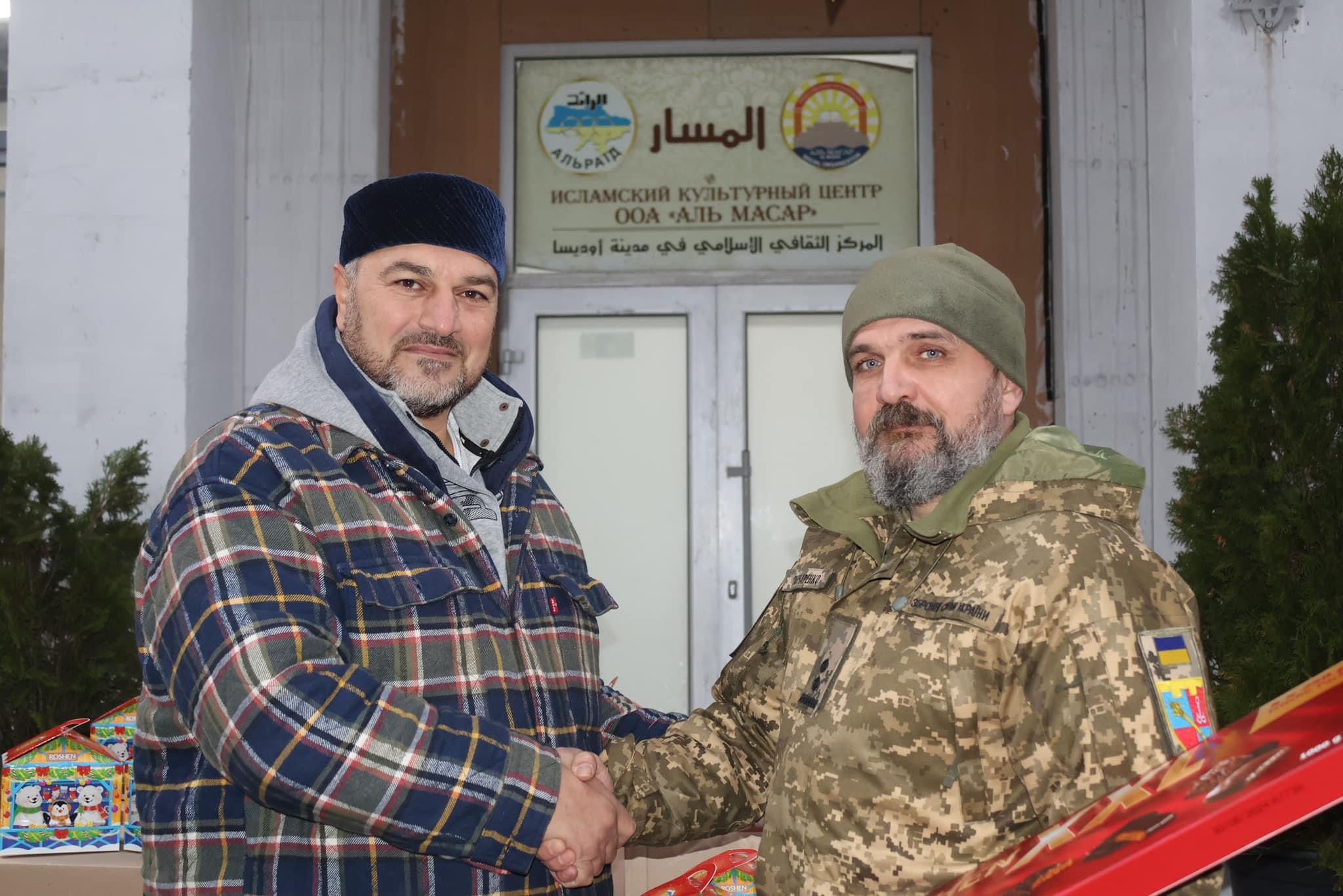 ІМАМ ХАМЗА ІСА ПЕРЕДАВ СОЛОДОЩІ ДЛЯ ДІТЕЙ ЗАГИБЛИХ ВОЇНІВ